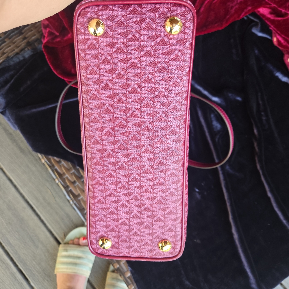 Michael Kors Jet Set Item EW TZ Tote Signature DK Berry NWT - Picture 6 of 11